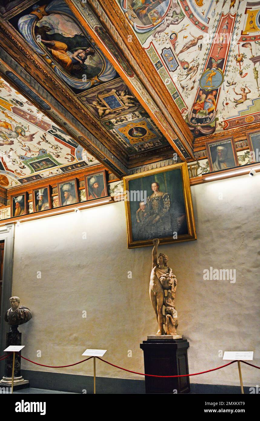 Galleria degli Uffizi a Firenze - frammento dell'interno. Riprese molto in condizioni di scarsa illuminazione con valori ISO elevati Foto Stock