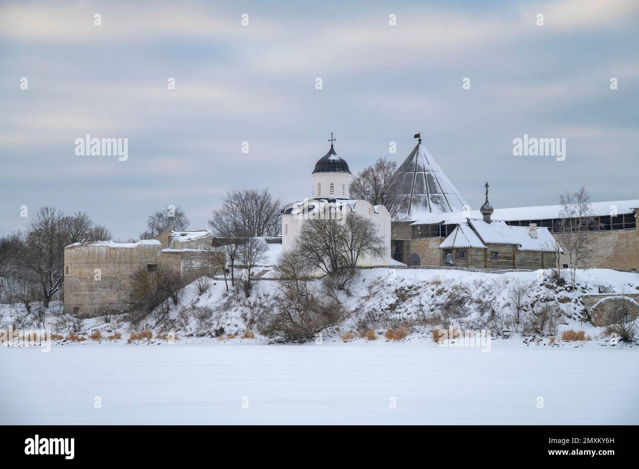 Giorno di dicembre nuvoloso nella fortezza di Staraya Ladoga. Regione di Leningrado, Russia Foto Stock