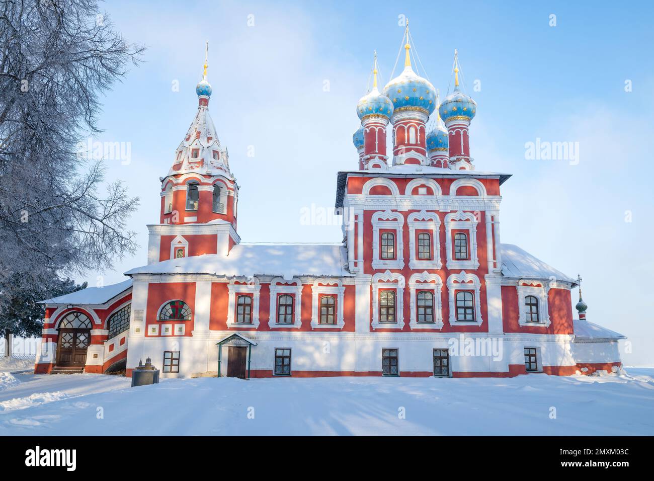 L'antica chiesa di Tsarevich Dimitri sul sangue in una gelida mattina di gennaio. Uglich. Anello d'oro della Russia Foto Stock