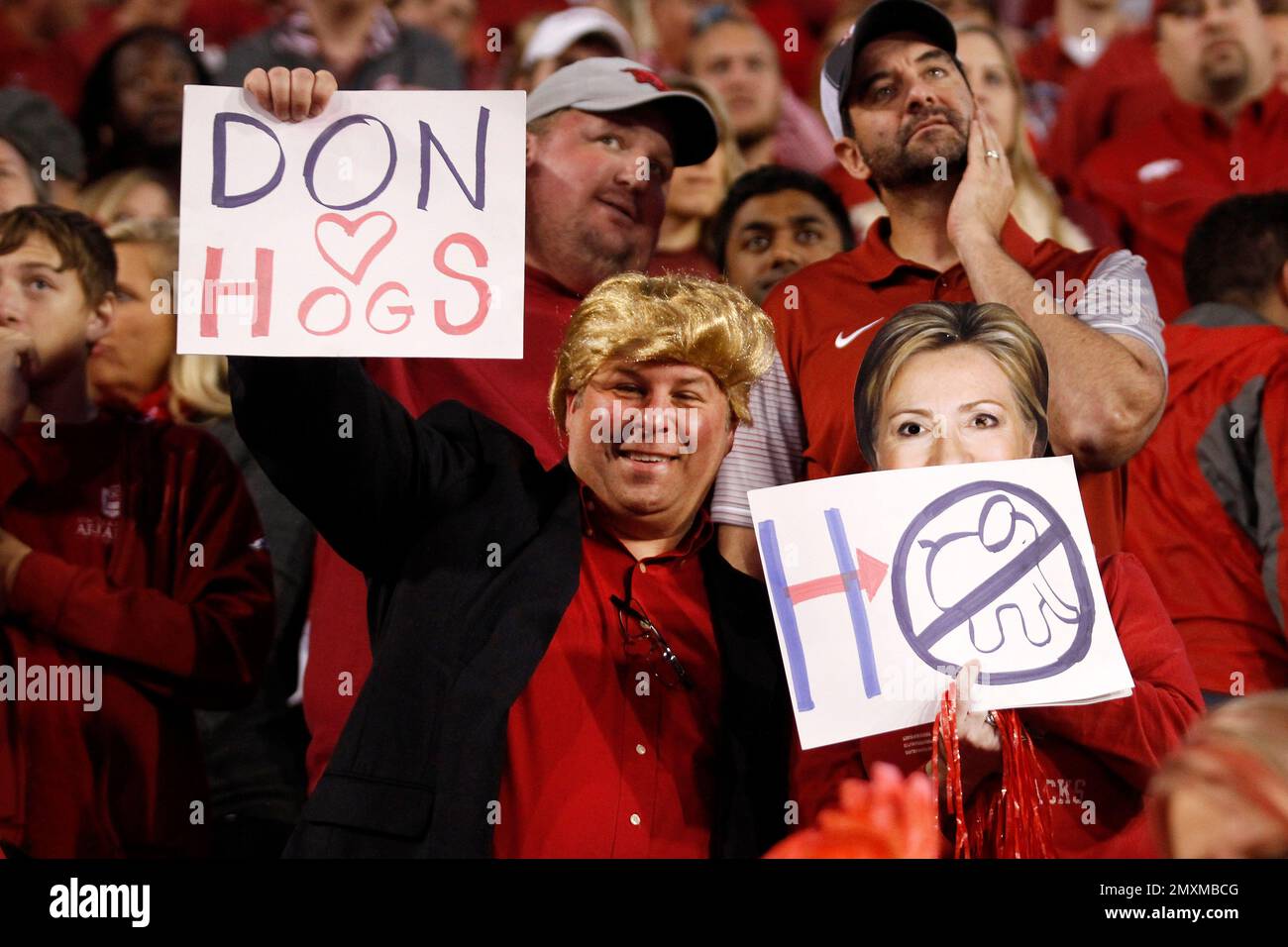 Arkansas fans dress up as Donald Trump and Hillary Clinton during an NCAA college football game against Alabama Saturday, Oct. 8, 2016 in Fayetteville, Ark. Alabama beat Arkansas 49-30. (AP Photo/Samantha Baker) Foto Stock