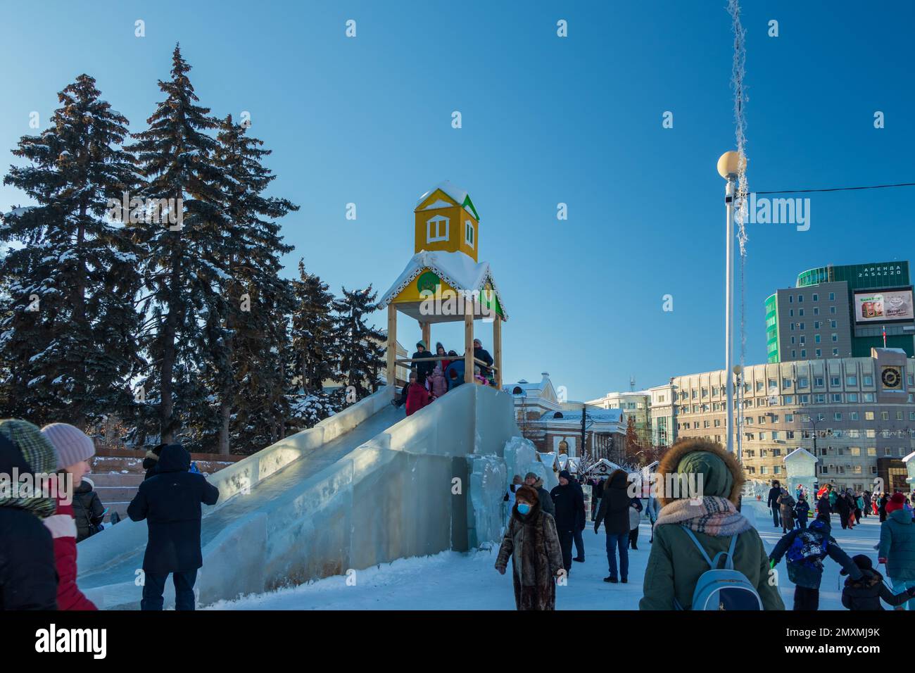 Chelyabinsk, Russia - 05 gennaio 2021. Città del ghiaccio nel centro della città. Foto Stock