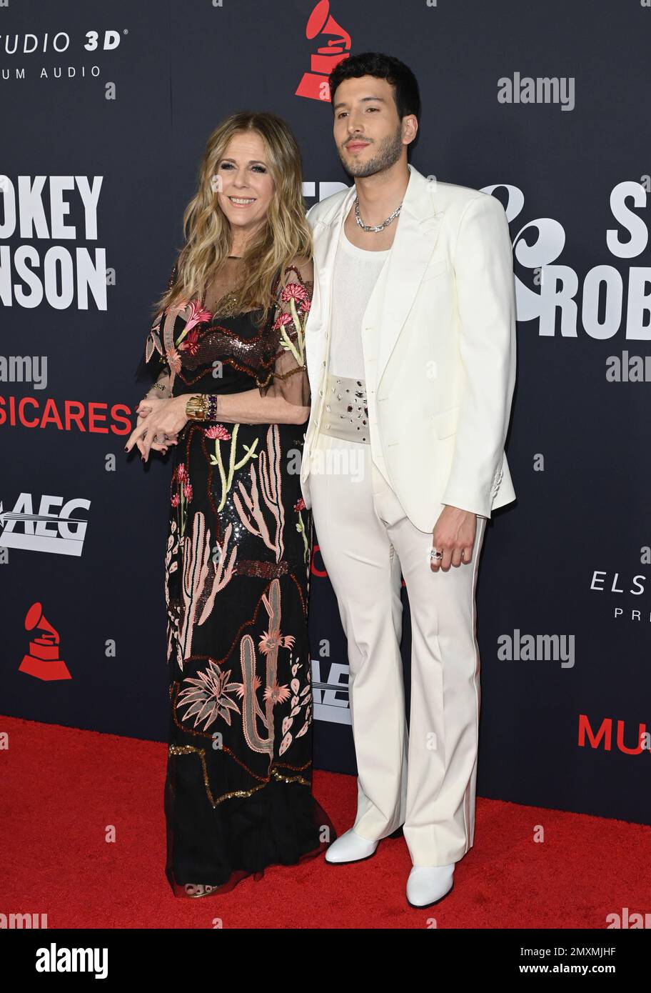 Los Angeles, Stati Uniti. 03rd Feb, 2023. Rita Wilson & Sebastian Yatra al MusiCares Gala per 2023 persone dell'anno al Los Angeles Convention Centre. Picture Credit: Paul Smith/Alamy Live News Foto Stock