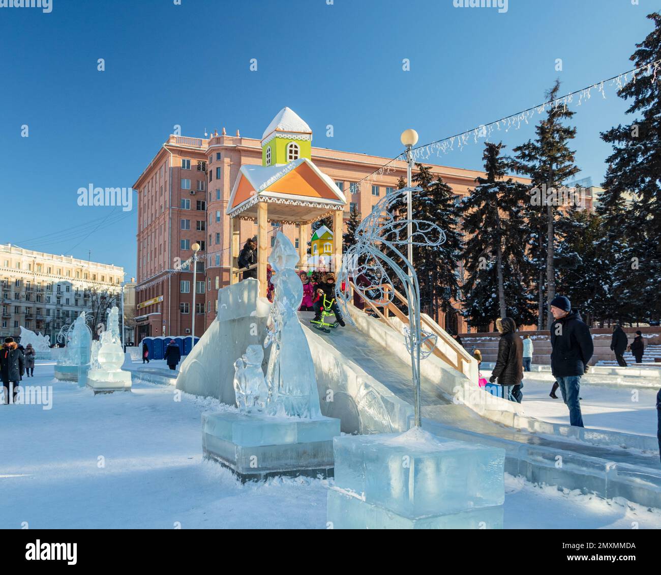 Chelyabinsk, Russia - 05 gennaio 2021. Città del ghiaccio nel centro della città. Foto Stock