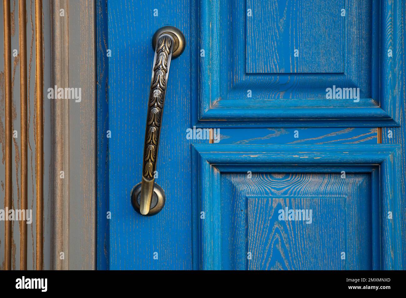 maniglia su una vecchia porta blu in un edificio residenziale Foto Stock