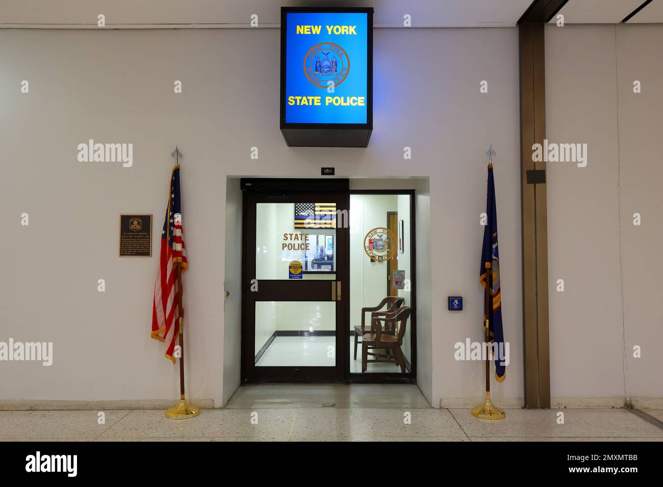 Stazione di polizia dello Stato di New York nel concorso di Albany Capital con una controversa bandiera blu sottile in mostra, 24 gennaio 2023. Foto Stock