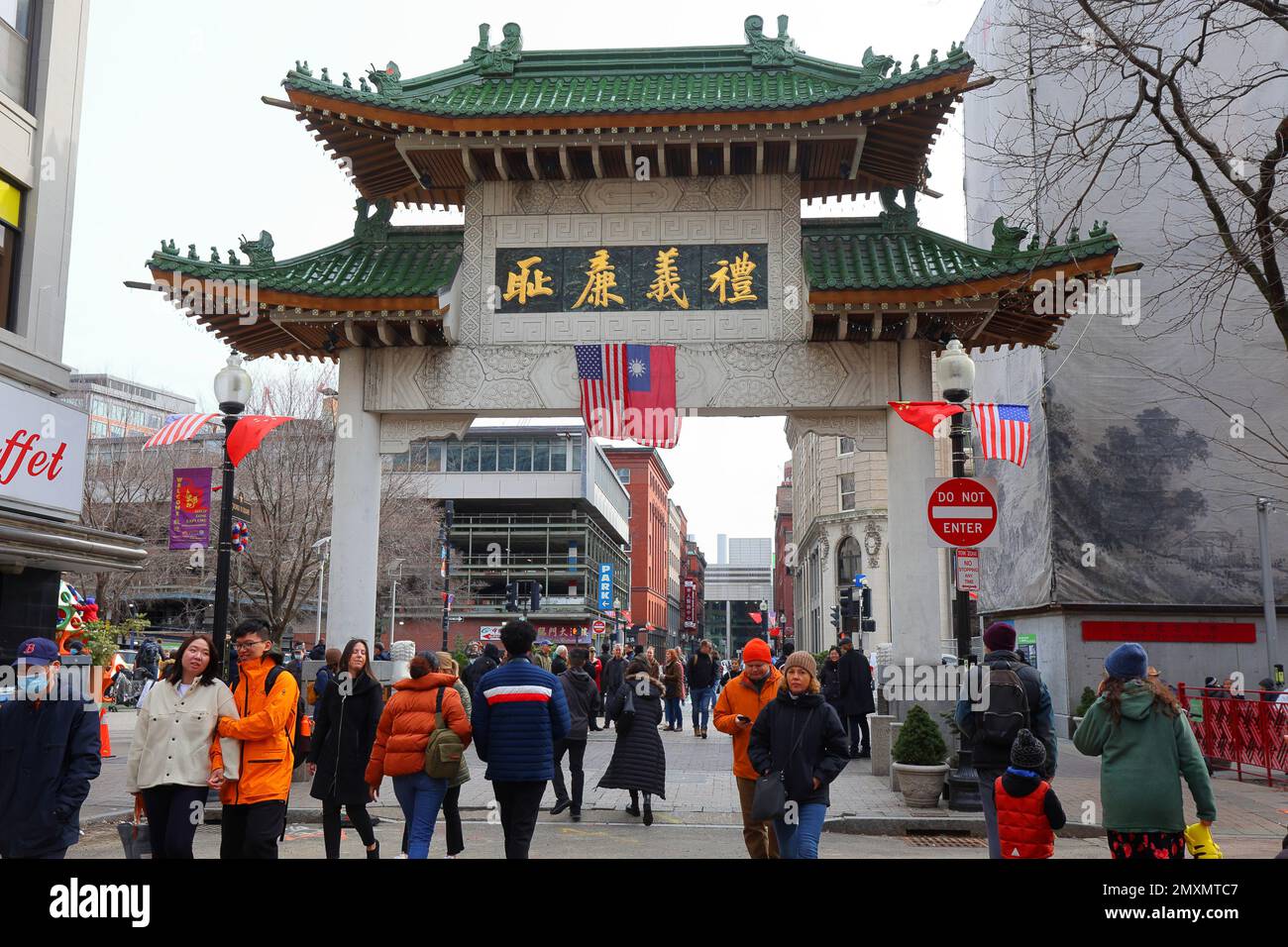 Dietro la porta Chinatown di Boston con l'iscrizione 禮義廉耻 [禮義廉恥] accanto al Mary Soo Hoo Park sulla Rose Kennedy Greenway, Boston, Massachusetts. Foto Stock