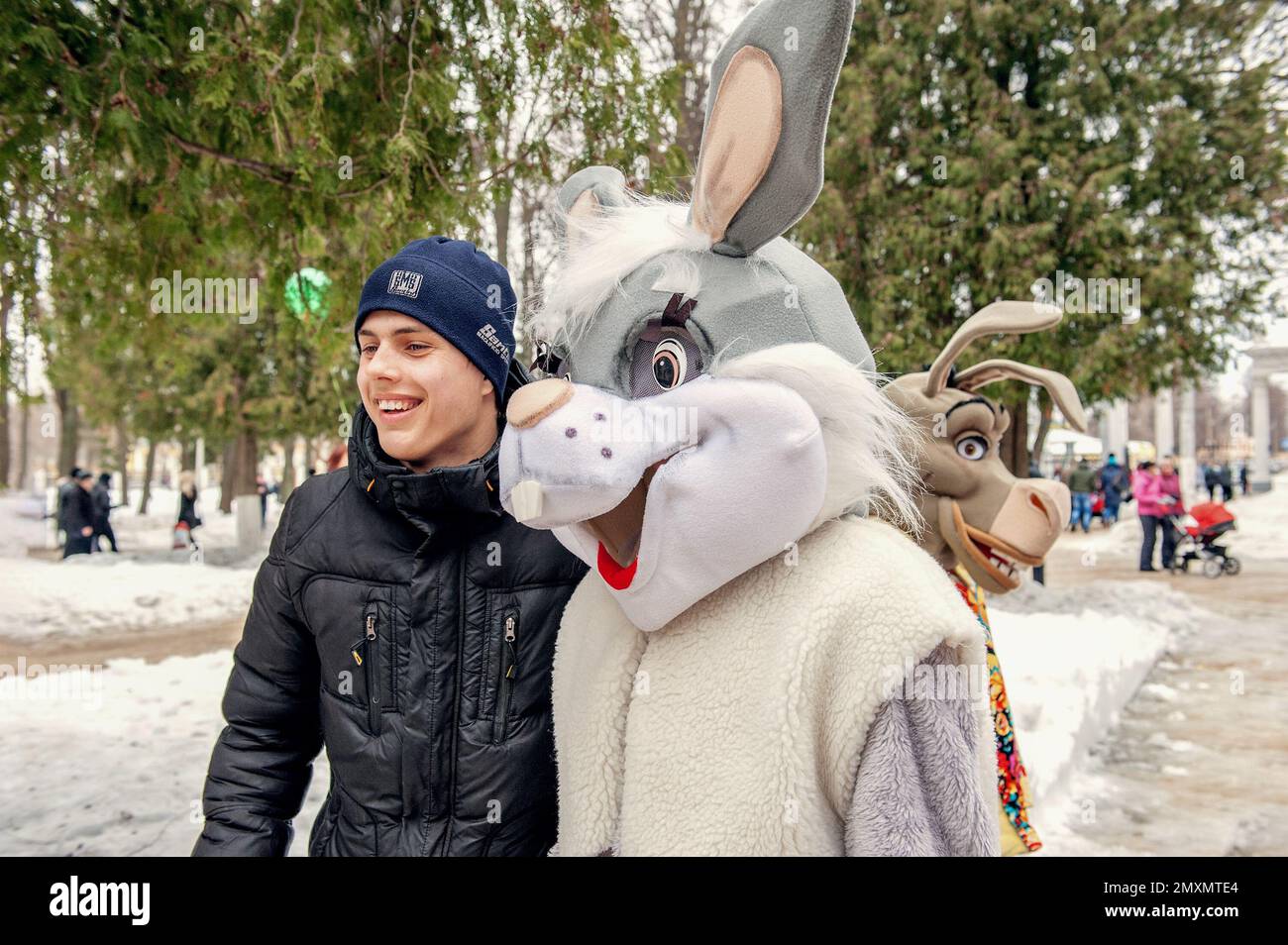 Kolomna, Russia - 17 marzo 2013. Maslenitsa, le bambole a grandezza naturale intrattengono la gente per strada. Foto Stock