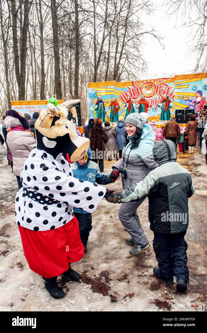 Le persone che celebrano Maslenitsa conducono una danza rotonda con bambole a grandezza naturale. Personaggi in costume a Maslenitsa. Kolomna, Maslenitsa. Marzo 17, 201 Foto Stock