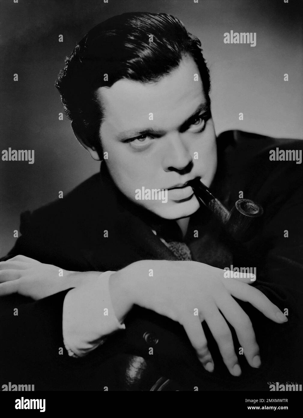 ORSON WELLES 1941 Ritratto con pubblicità a pipe per RKO radio Pictures Foto Stock