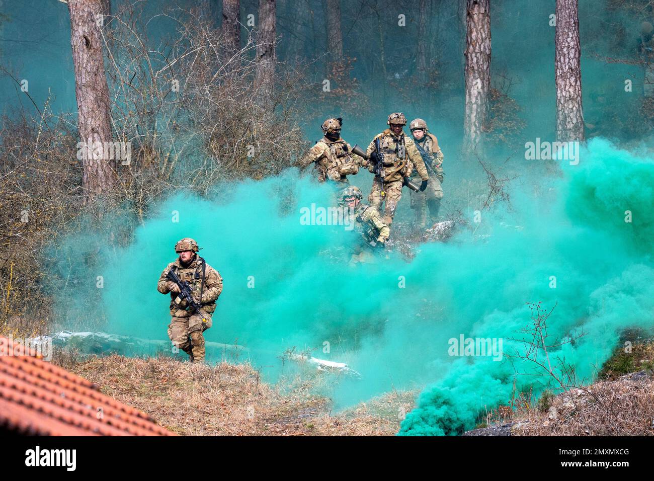 Hohenfels, Bayern, Germania. 29th Jan, 2023. STATI UNITI I soldati dell'esercito assegnati al reggimento di cavalleria 2D avanzano in una città durante Dragoon Ready 23 presso il Joint Multinational Readiness Center di Hohenfels, Germania, gennaio. 29, 2023. Dragoon Ready 23 è stato progettato per garantire la preparazione e la formazione del reggimento nei suoi compiti essenziali di missione a sostegno di operazioni terrestri unificate per migliorare la competenza e l'interoperabilità con gli alleati della NATO. I partecipanti all'esercitazione includono circa 2.500 Stati Uniti Soldati del 2D° reggimento della cavalleria, 150 Stati Uniti Soldati della Brigata dell'aviazione di combattimento del 12th e del 150 Foto Stock