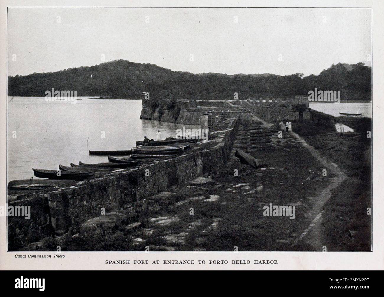 Forte spagnolo all'ingresso del porto di Porto bello dal libro Panama and the Canal in foto e prosa : Una storia completa di Panama, così come la storia, lo scopo e la promessa del suo canale famoso in tutto il mondo l'impresa di ingegneria più gigantesca dall'alba del tempo da Willis John Abbot,1863-1934 pubblicato a Londra ; New York da Syndicate Publishing Co. Nel 1913 Foto Stock