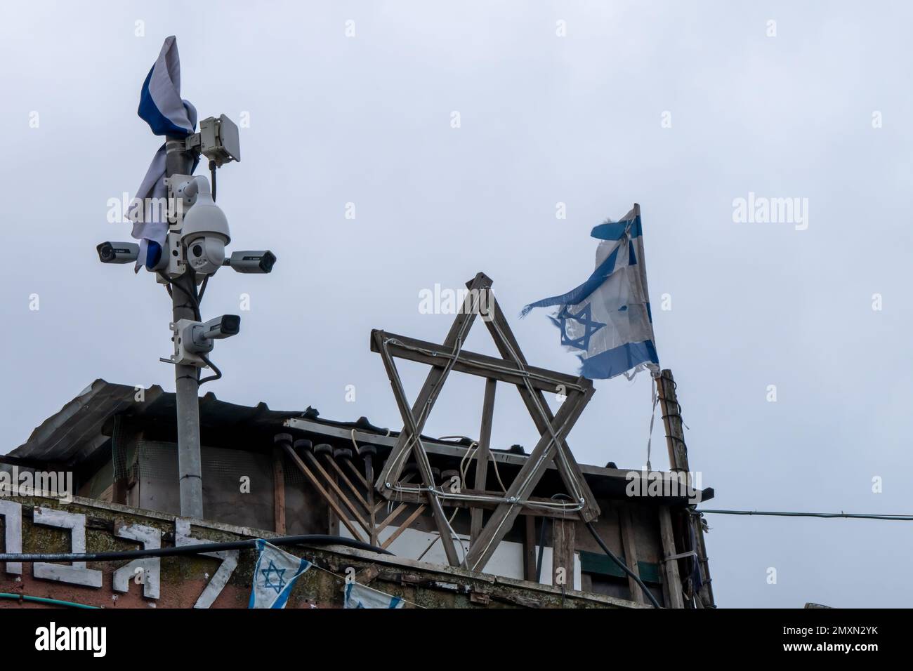 Telecamere di sorveglianza di sicurezza poste sul tetto di una casa che era occupata da coloni ebrei in Sheikh Jarrah, un quartiere prevalentemente palestinese a Gerusalemme est, Israele. Foto Stock