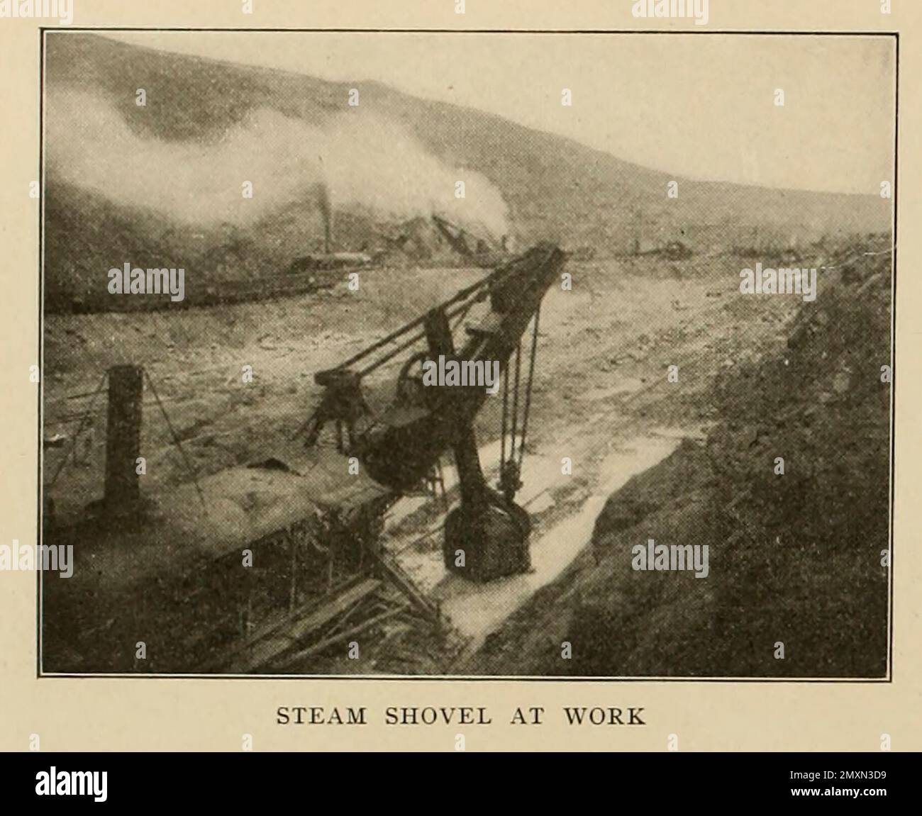 Steam Shovel al lavoro dal libro Panama and the Canal in foto e prosa : Una storia completa di Panama, così come la storia, lo scopo e la promessa del suo canale famoso in tutto il mondo l'impresa di ingegneria più gigantesca dall'alba del tempo da Willis John Abbot,1863-1934 pubblicato a Londra ; New York da Syndicate Publishing Co. Nel 1913 Foto Stock