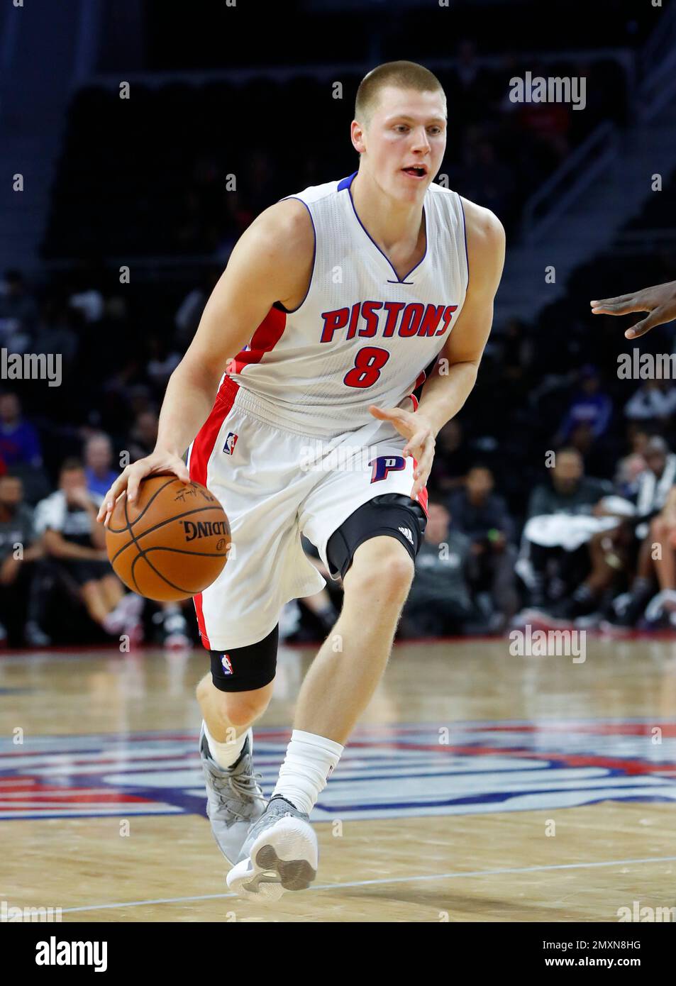 Detroit Pistons forward Henry Ellenson (8) drives on the San Antonio Spurs in the second half of a preseason NBA basketball game in Auburn Hills, Mich., Monday, Oct. 10, 2016. San Antonio won 86-81. (AP Photo/Paul Sancya) Foto Stock