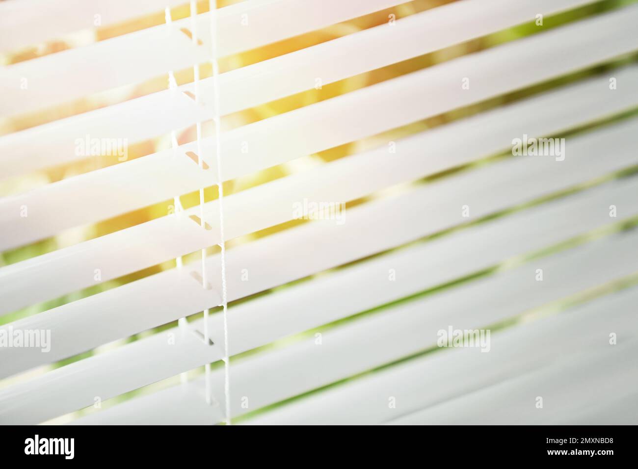 Finestra con persiane nelle giornate di sole, primo piano Foto Stock