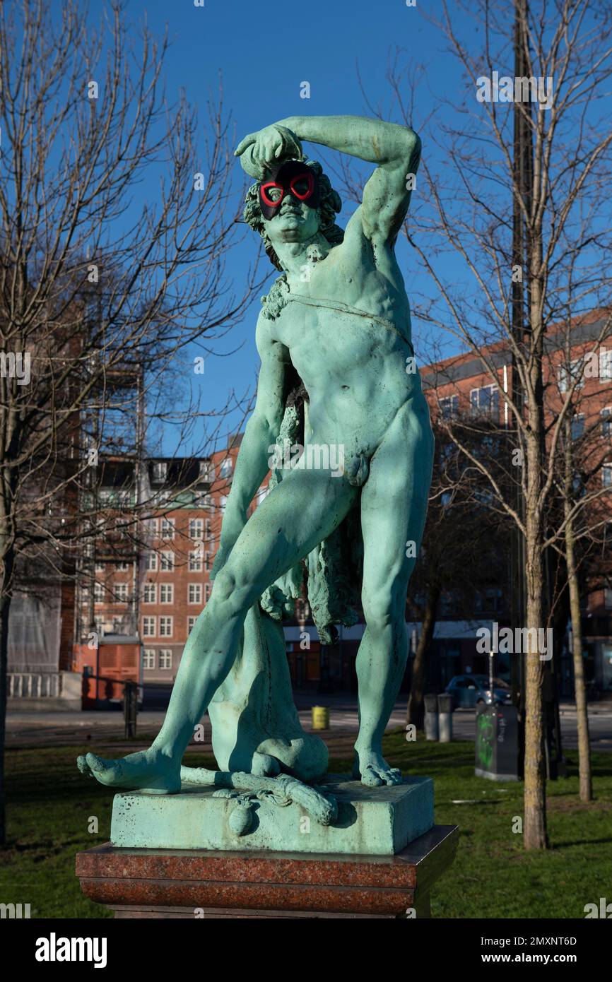 Statua con maschera dopo le rivelazioni di Capodanno, Copenaghen, Danimarca Foto Stock