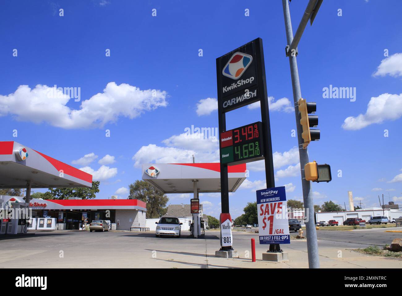 KWIK SHOP, distributore di benzina, minimarket aperto 24 ore su 24 con cielo blu e nuvole Foto Stock