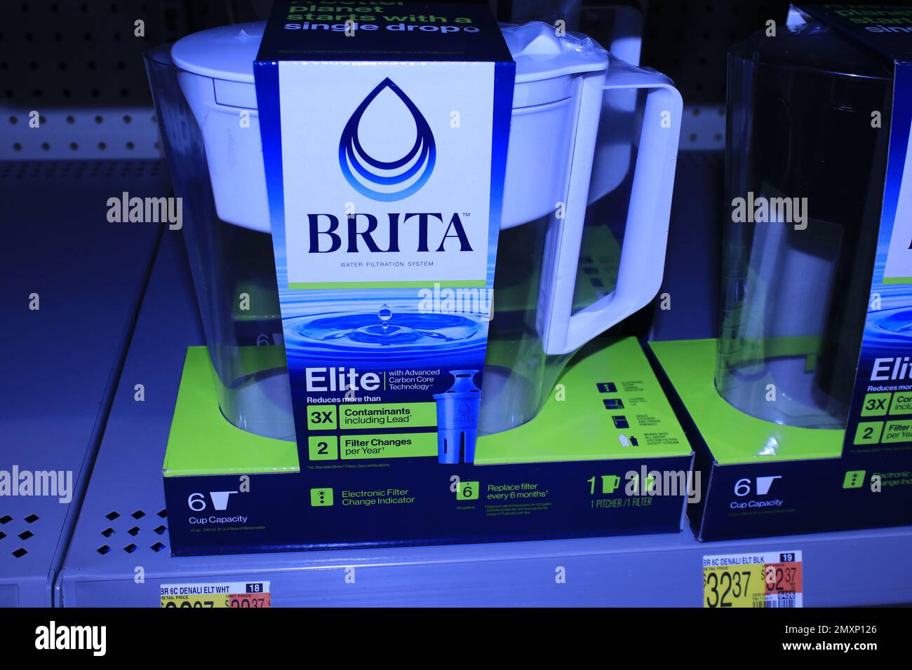 Il filtro dell'acqua BRITA Pitcher ha girato il primo piano su uno scaffale di un Walmart Foto Stock