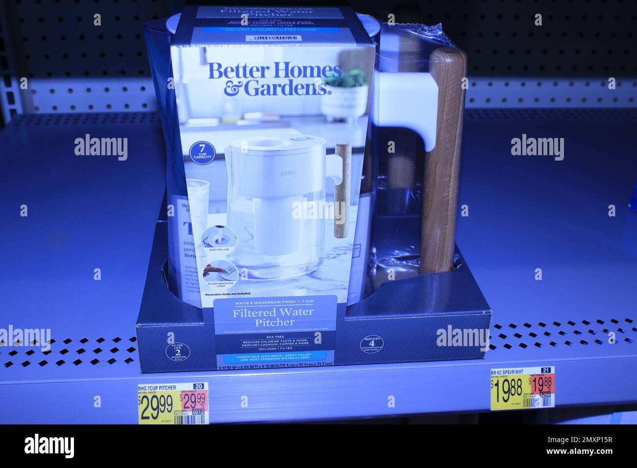 Better Homes and Gardens ha filtrato l'acqua di Pitcher su uno scaffale in primo piano in un Walmart Foto Stock
