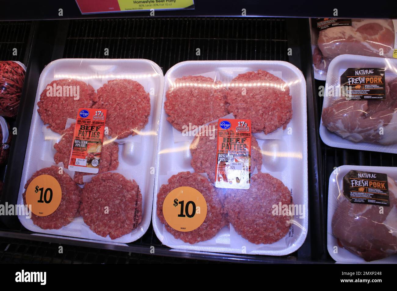 Kroger hamburger polpette in pacchetti su uno scaffale Foto Stock