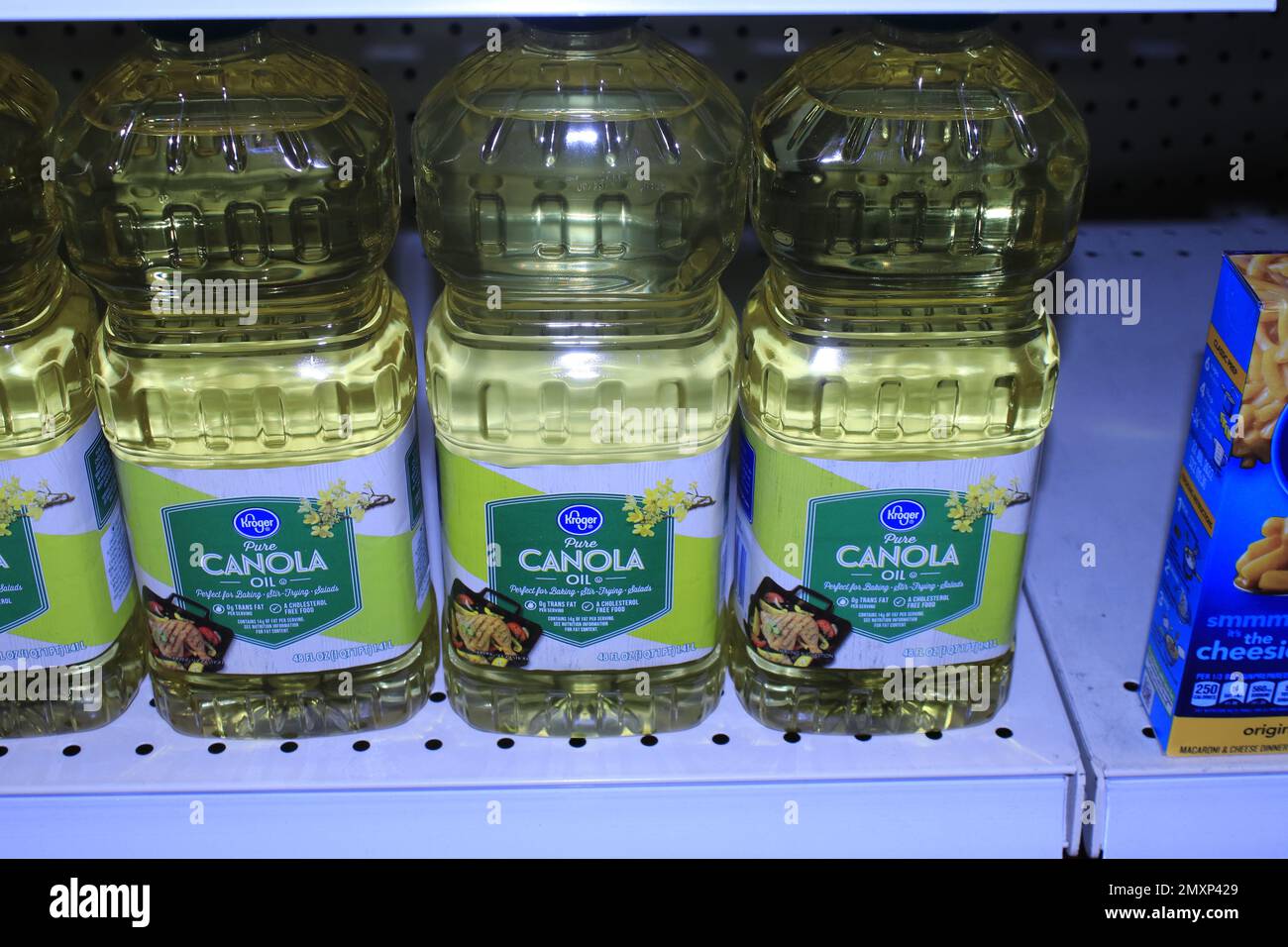 Olio di canola Kroger su uno scaffale Foto Stock Olio di canola Kroger su uno scaffale Foto Stock