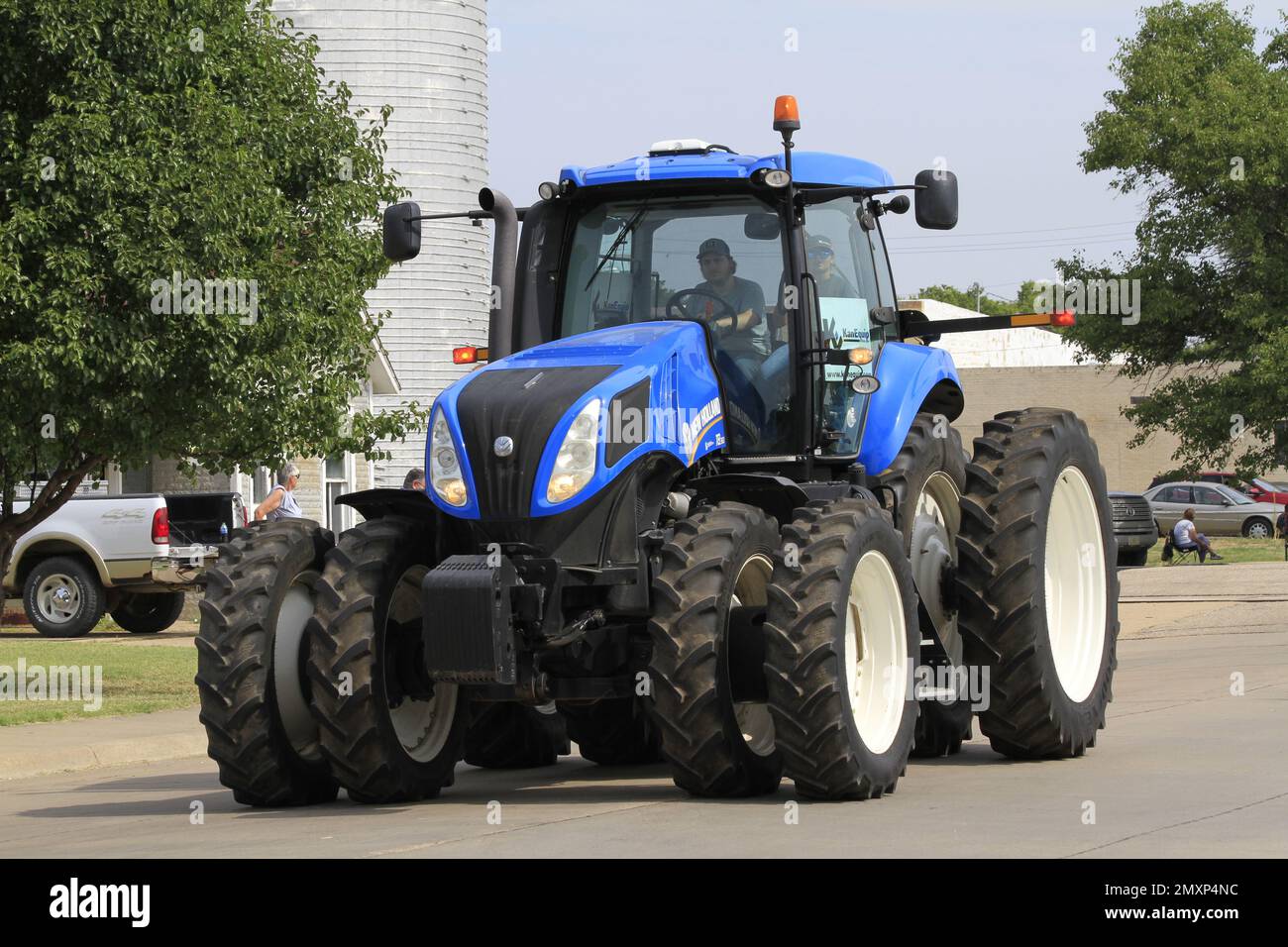 Blue New Holland Farm Tractor in parata per il CZECH FEST con cielo blu Foto Stock