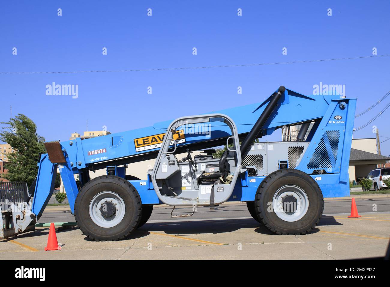 Una LEAVITT Sky Trak in un parcheggio in un luogo di lavoro con cielo blu Foto Stock