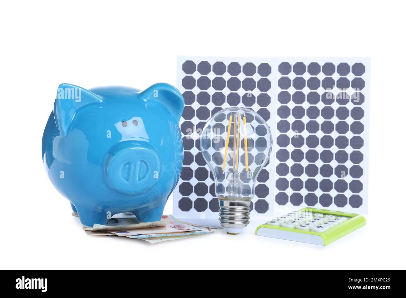 Composizione con pannelli solari e piggy bank su sfondo bianco Foto Stock