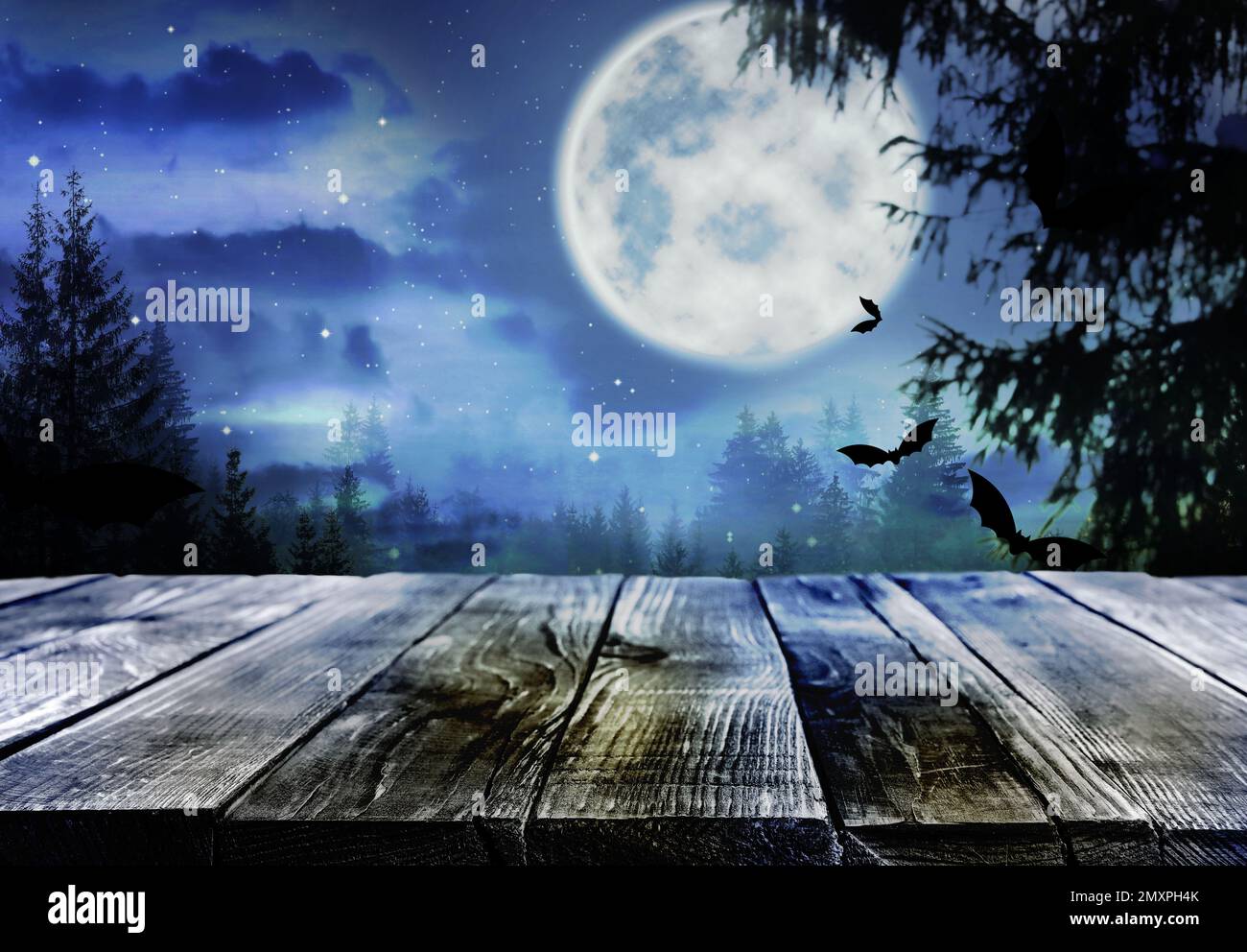 Superficie in legno e pipistrelli che volano nel cielo notturno con luna piena. Illustrazione di Halloween Foto Stock