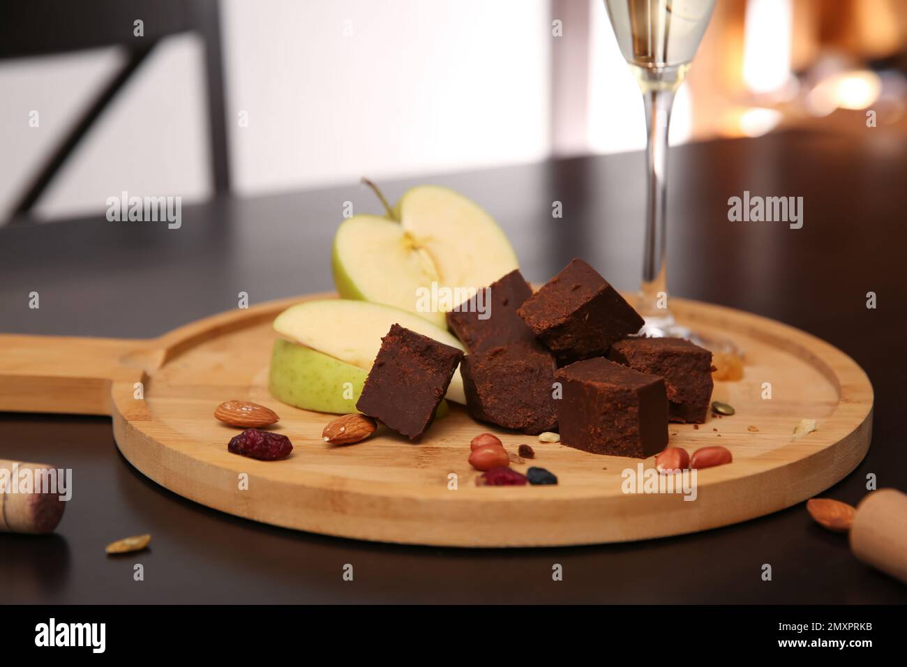 Delizioso formaggio brunost, mela e noci sul tavolo, primo piano Foto Stock
