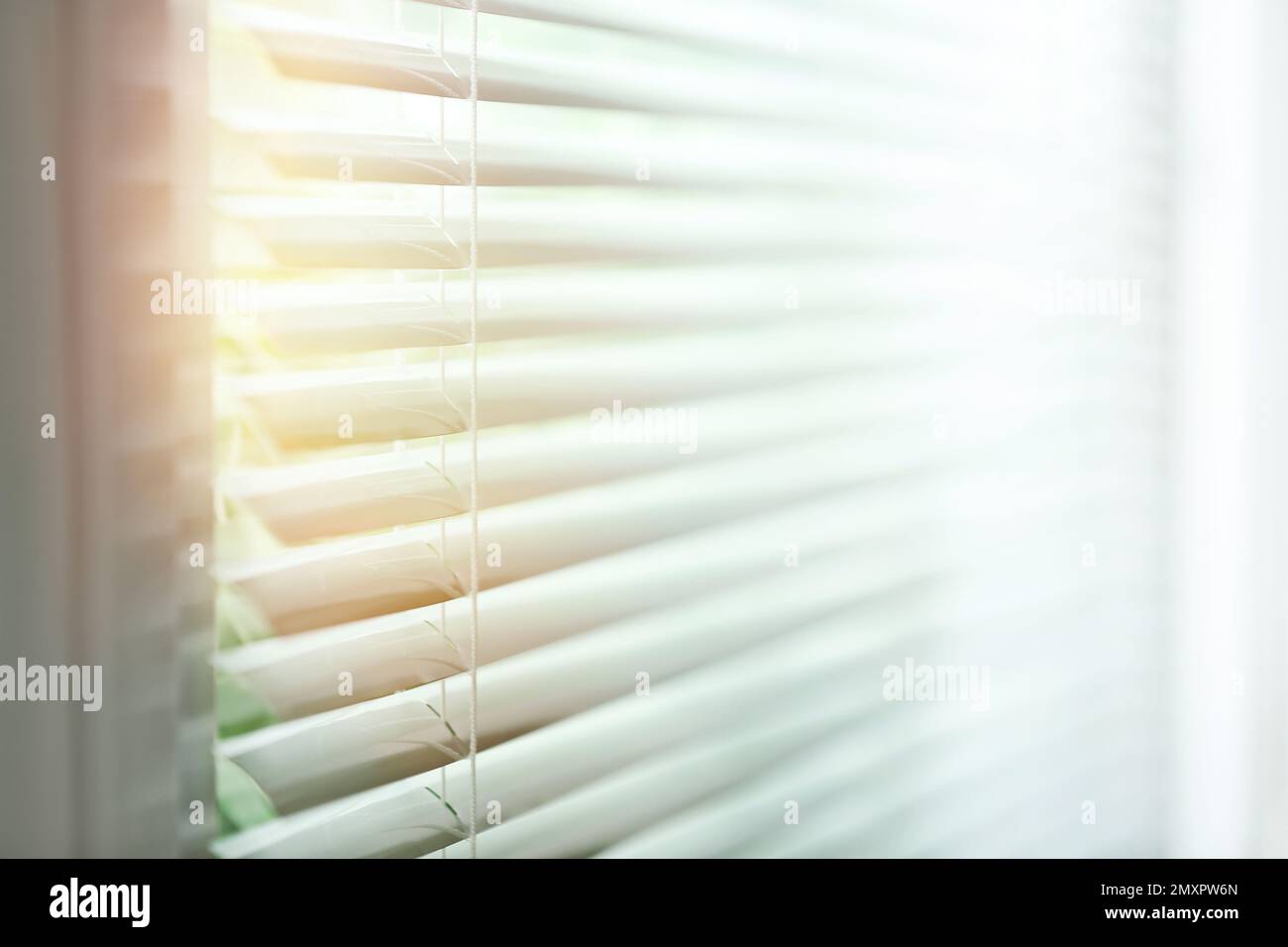 Finestra con persiane nelle giornate di sole, primo piano Foto Stock
