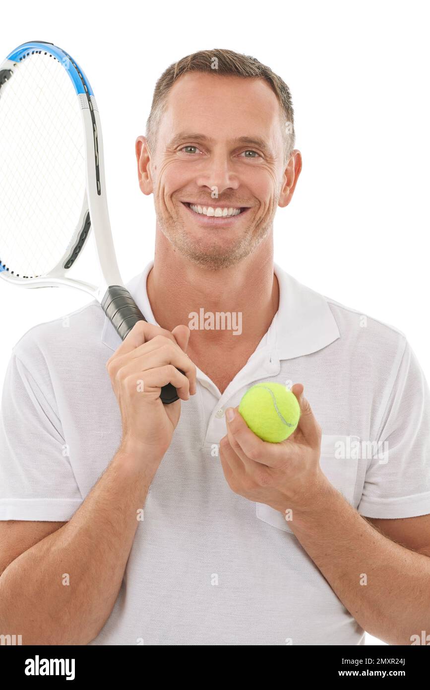 Tennis sport, ritratto e uomo in studio isolato su sfondo bianco per l'esercizio. Allenamento, atleta o volto di un uomo maturo felice con racchetta e. Foto Stock