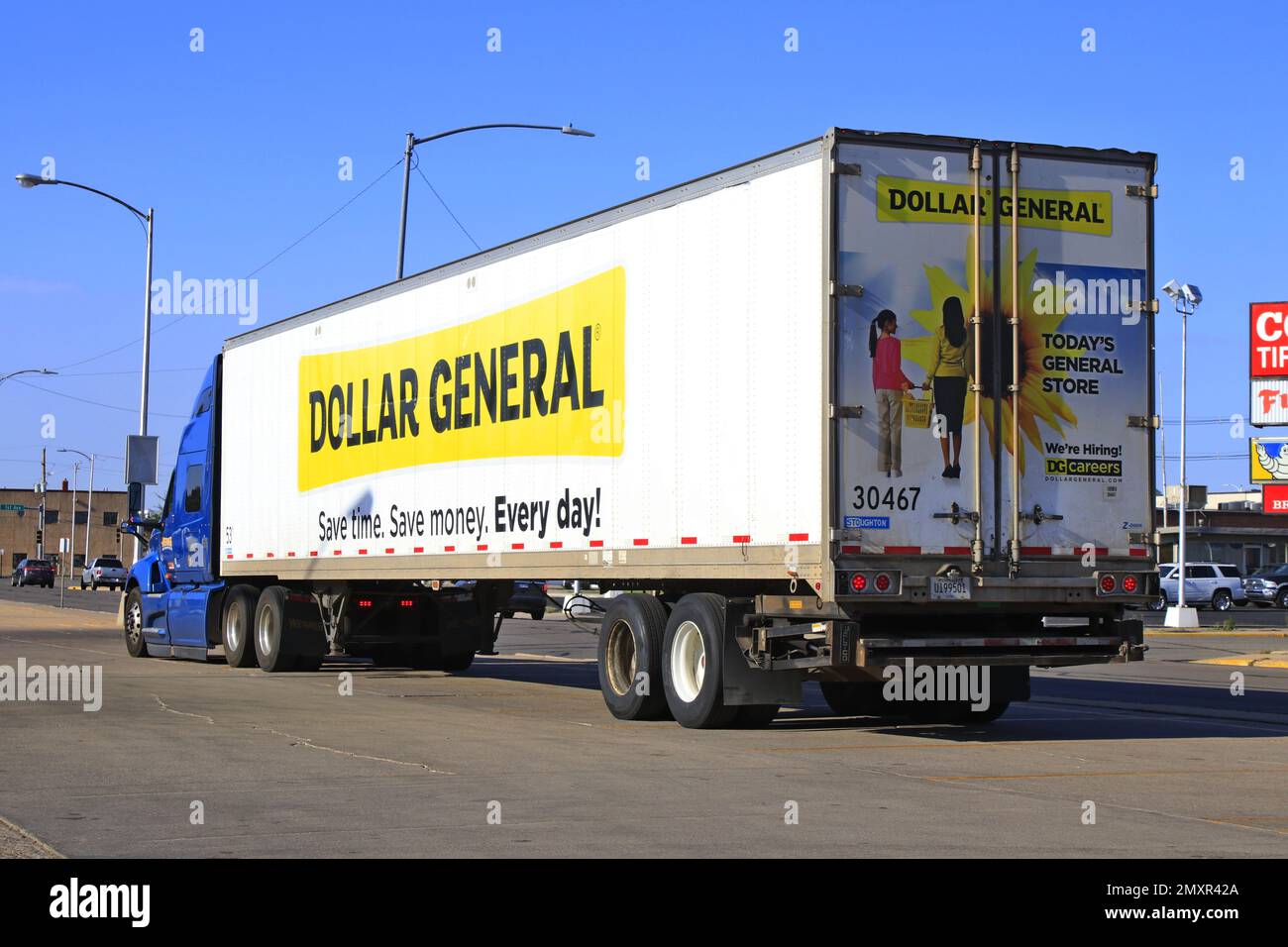 Dollar consegna Generale camion semi a un Dollar General con cielo blu in Kansas Foto Stock