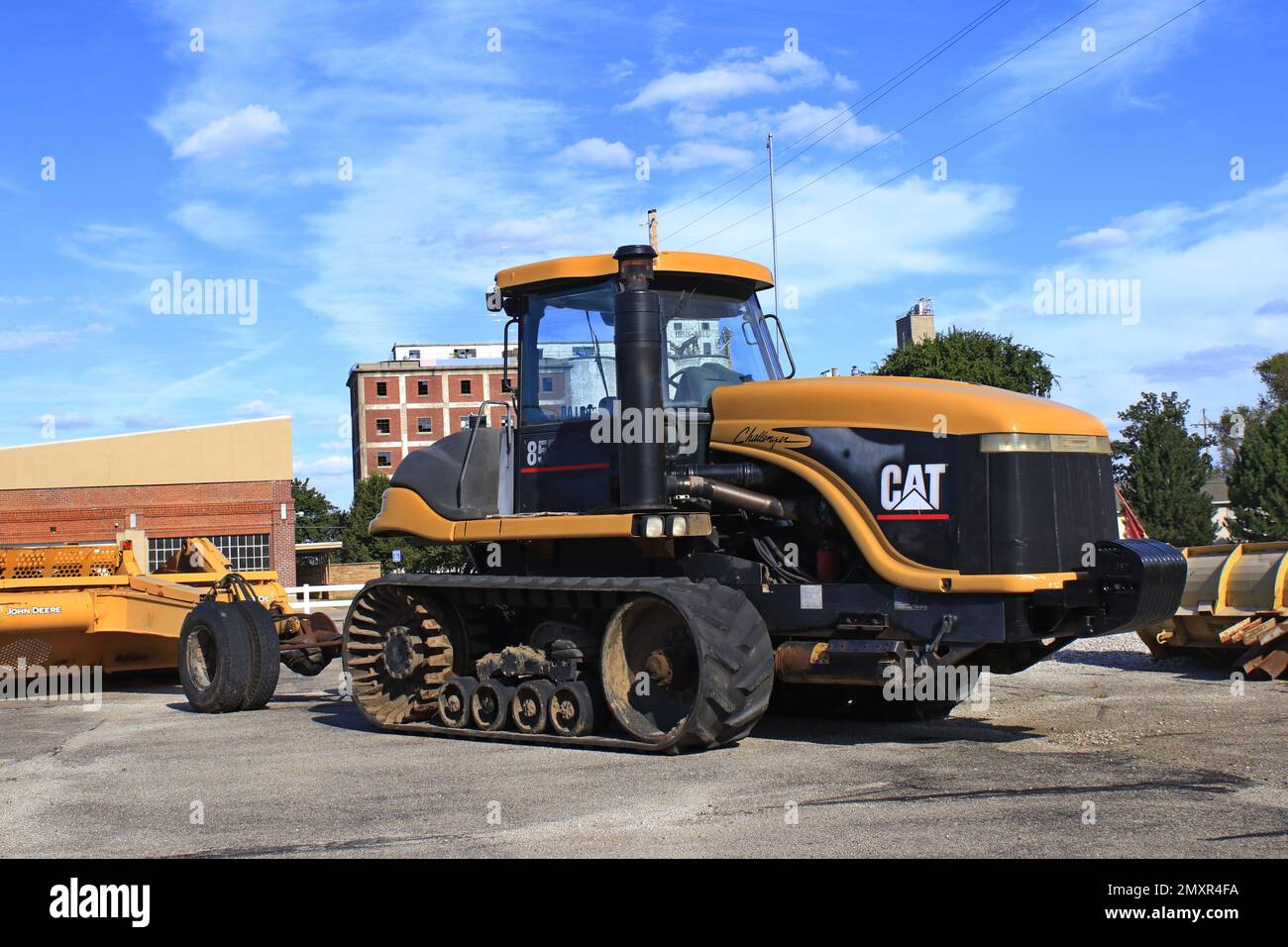 CAT Caterpillar con attrezzature sul retro con cielo blu Foto Stock