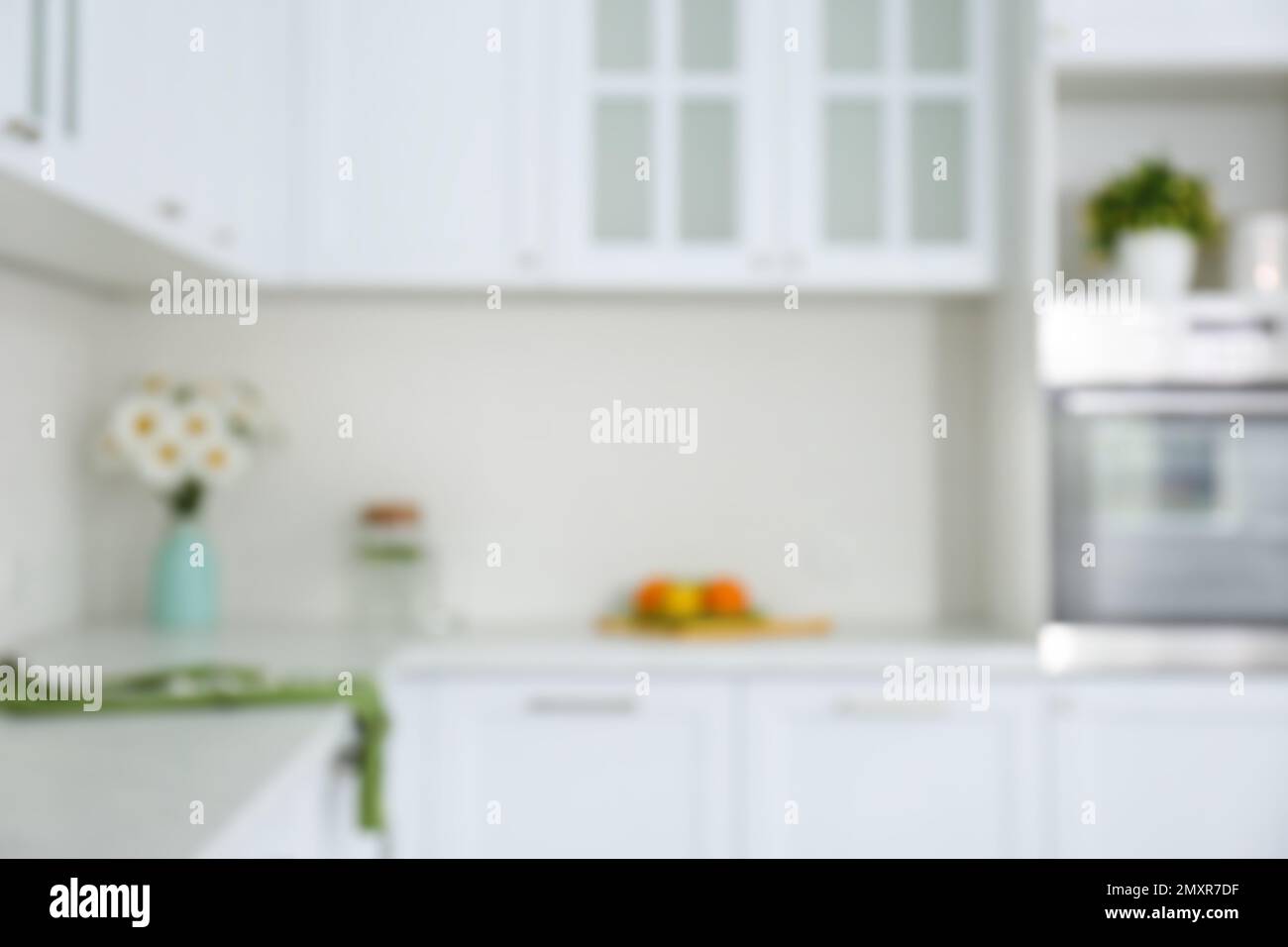 Vista sfocata della cucina moderna. Design degli interni Foto Stock