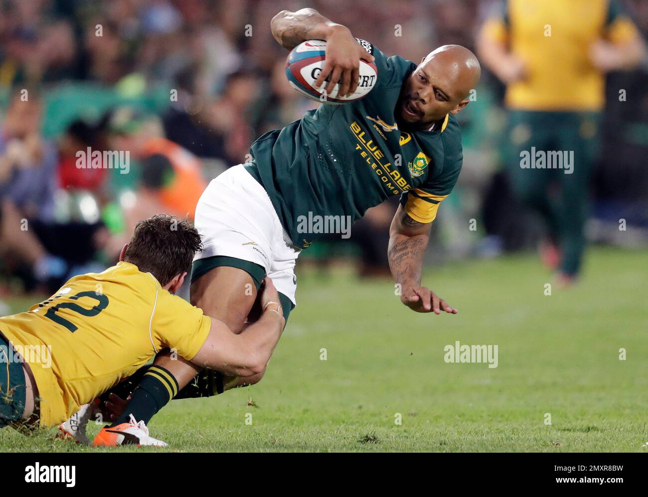 South Africa’s Lionel Mapoe, right, is tackled by Australia’s Bernard Foley, during the Rugby Championship between South Africa and Australia, at Loftus Versfeld in Pretoria, South Africa, Saturday, Oct. 1, 2016. (AP Photo/Themba Hadebe) Foto Stock