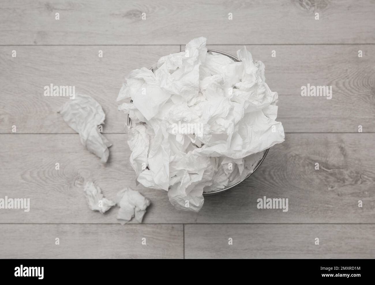 Fazzoletti di carta usati ed immondizia possono su pavimento di legno,  giacitura piatta Foto stock - Alamy