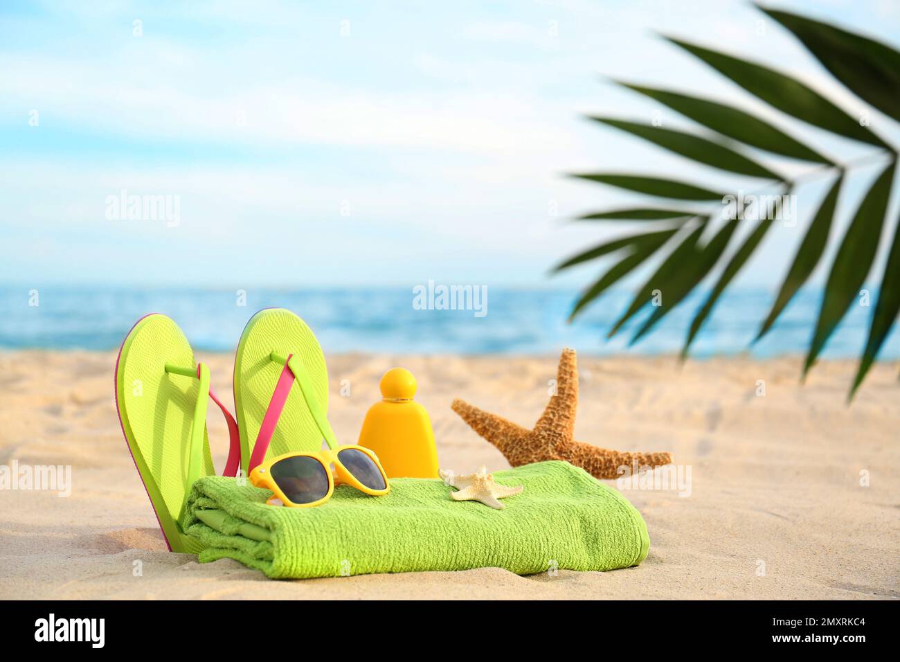 Diversi oggetti da spiaggia alla moda e stelle marine sulla sabbia vicino  al mare Foto stock - Alamy