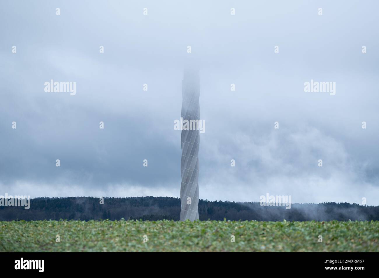 Rottweil, Germania. 04th Feb, 2023. La parte superiore della torre di prova TK-Elevator scompare nelle nuvole. Credit: Silas Stein/dpa/Alamy Live News Foto Stock