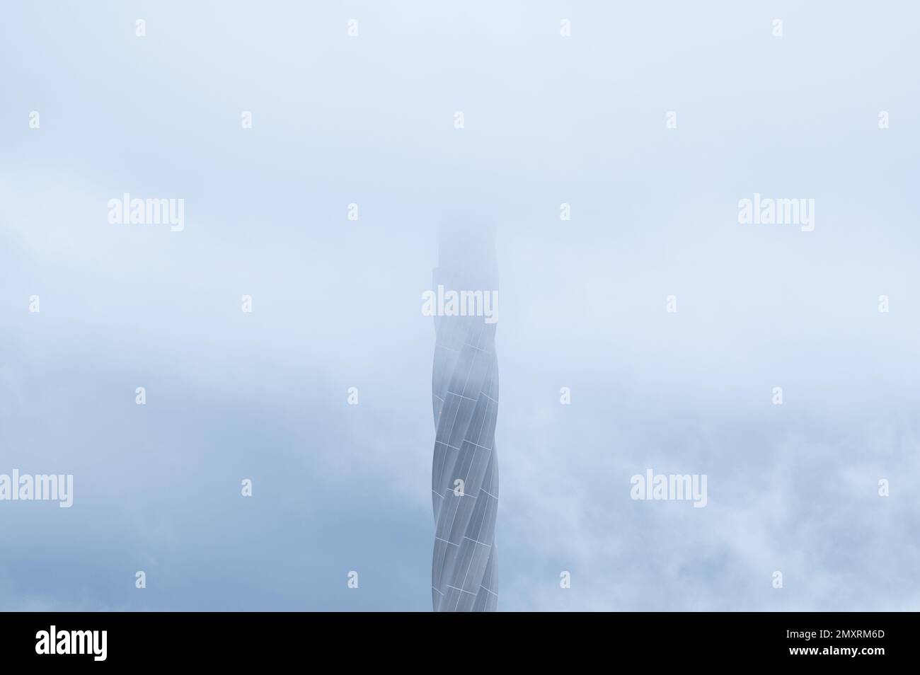 Rottweil, Germania. 04th Feb, 2023. La parte superiore della torre di prova TK-Elevator scompare nelle nuvole. Credit: Silas Stein/dpa/Alamy Live News Foto Stock