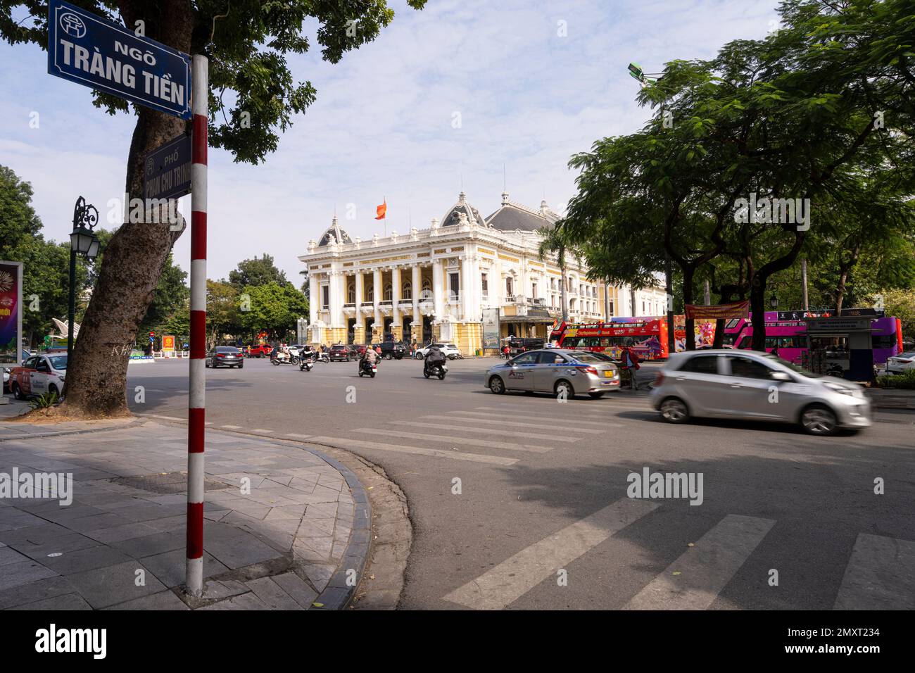 Hanoi, Vietnam, gennaio 2023. Teatro dell'Opera di Hanoi. Sontuoso teatro del 1911 che ospita concerti di musica classica, spettacoli di danza e opera. Foto Stock