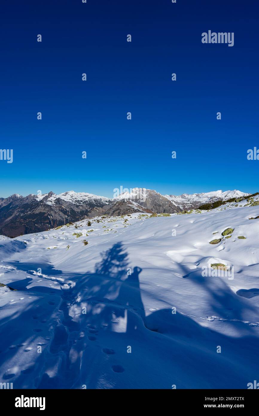 Vista quasi infinita sulle montagne innevate durante un'escursione invernale fino al 'Muttjöchli' a Vorarlberg Foto Stock