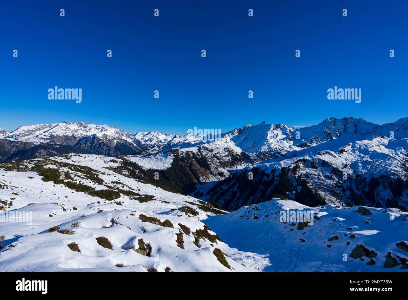 Vista quasi infinita sulle montagne innevate durante un'escursione invernale fino al 'Muttjöchli' a Vorarlberg Foto Stock