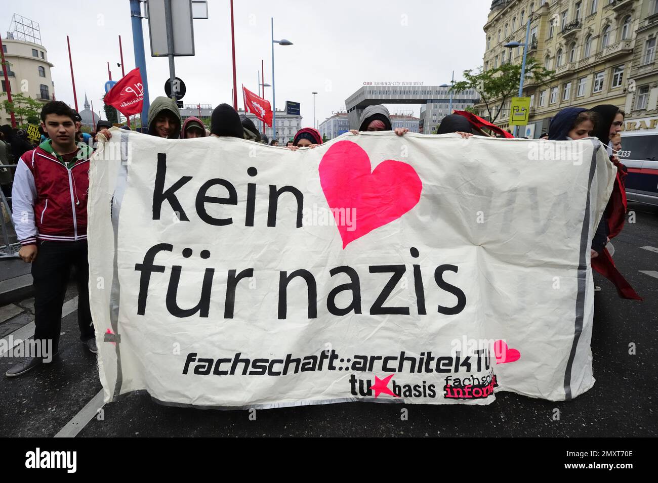 Vienna, Austria. 17 maggio 2014. Manifestazione antifascista contro la marcia identitaria a Vienna. Banner che legge 'Nessun cuore per i nazisti' Foto Stock