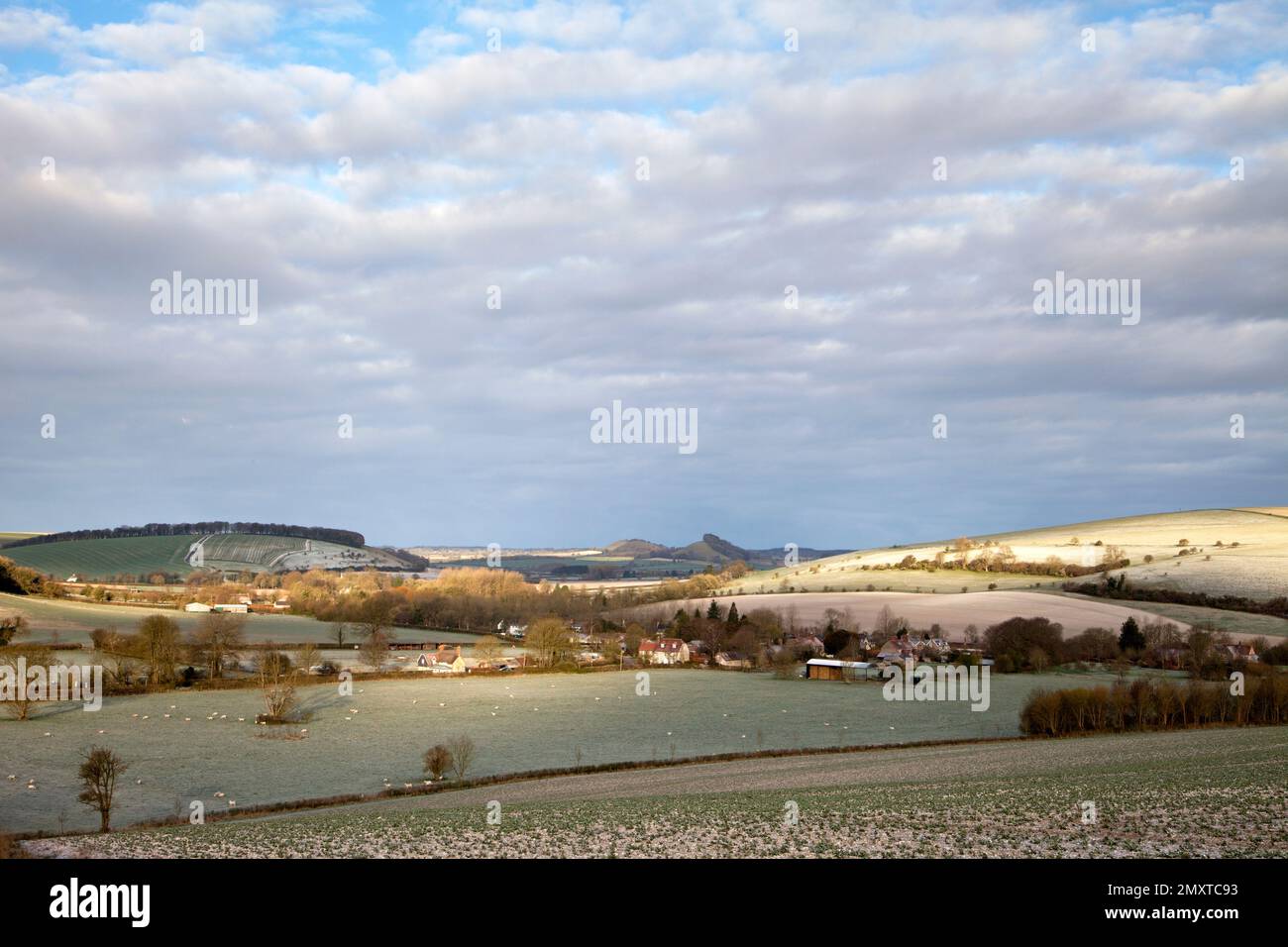 Vista sul villaggio di Monkton Deverill e sul paesaggio circostante del Wiltshire vicino a Warminster. Foto Stock