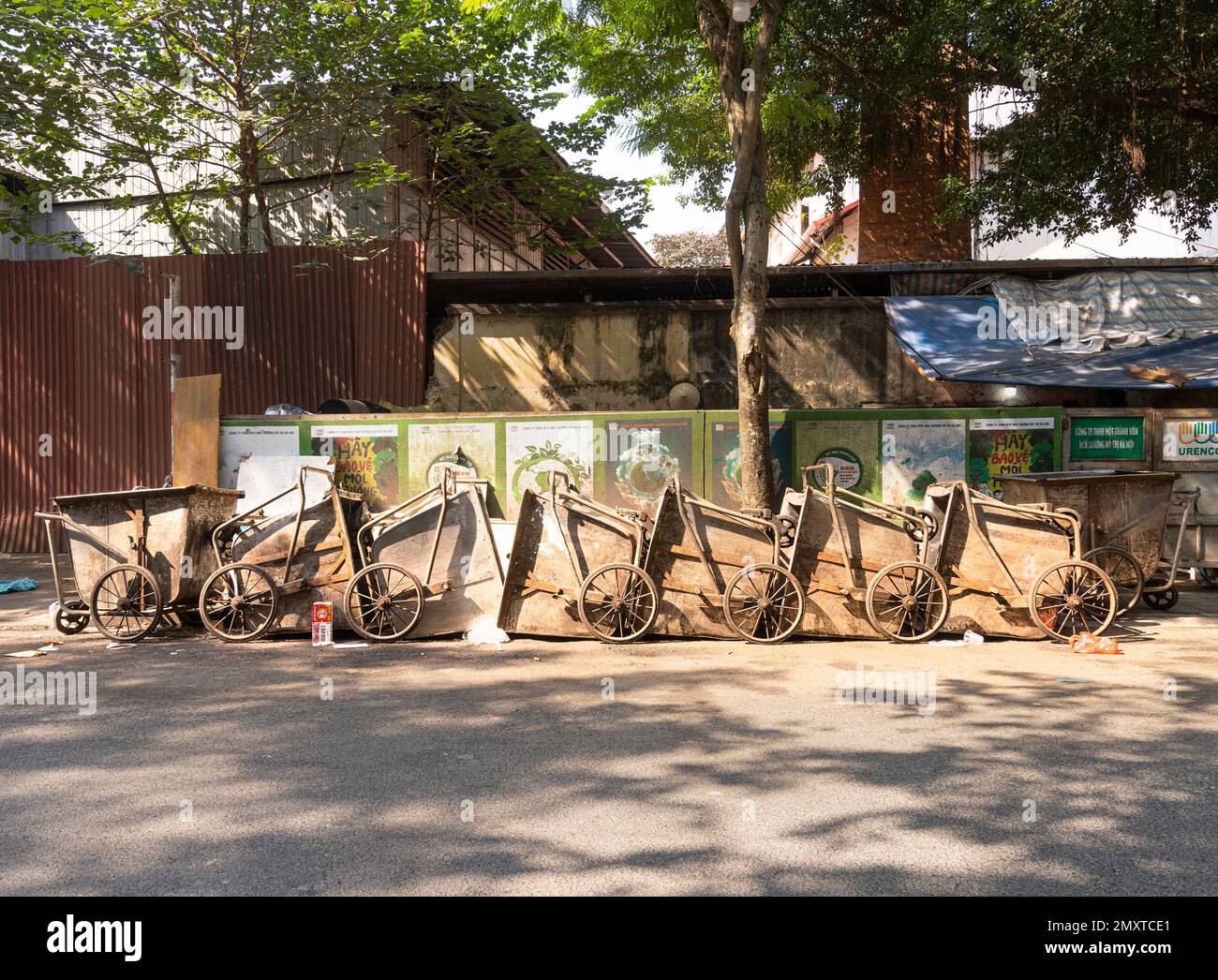 Hanoi, Vietnam, gennaio 2023. alcuni carrelli per la raccolta dei rifiuti in una strada nel centro della città Foto Stock