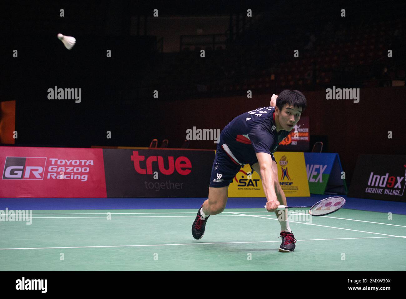 Bangkok, Thailandia. 04th Feb, 2023. Li Shi Feng of China gioca contro ng Ka Long Angus di Hong Kong durante il Badminton Men's single semi-finale match nella principessa Sirivannanari Thailand Masters 2023 allo stadio Nimibutr. Ng Ka Long Angus ha vinto su li Shi Feng 2:1 (19:21, 21:8, 21:19). (Foto di Peerapon Boonyakiat/SOPA Images/Sipa USA) Credit: Sipa USA/Alamy Live News Foto Stock