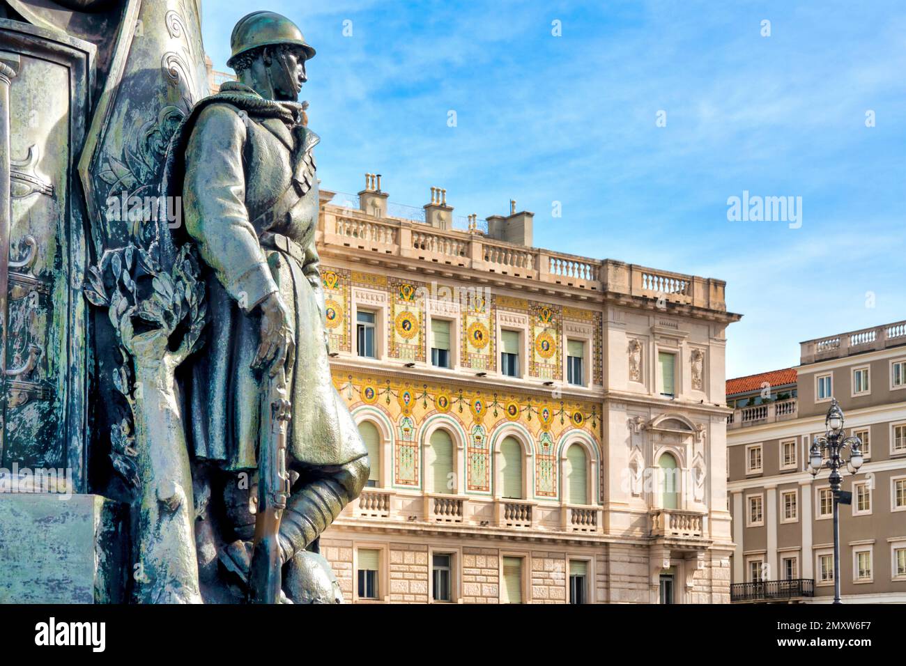Statua di fronte al Palazzo della Luogotenenza austriaca, Trieste Foto Stock