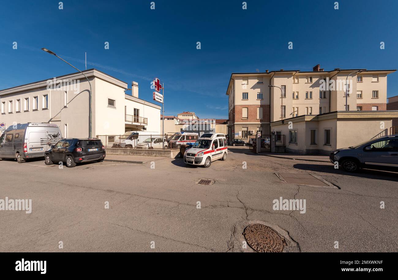Saluzzo, Piemonte, Italia - 3 febbraio 2023: Saluzzo ASL Cuneo 1 ingresso al pronto soccorso dell'Ospedale civile con ambulanze della Croce Rossa Italiana Foto Stock