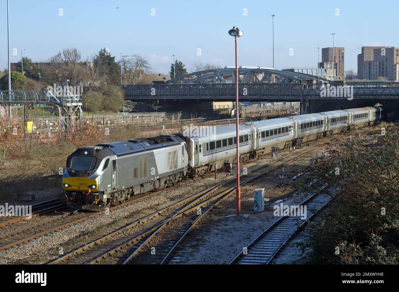 Una locomotiva diesel DRS classe 68 numero 68011 che opera un servizio di Chiltern Railways presso Neasden Junction il 21st gennaio 2023. Foto Stock